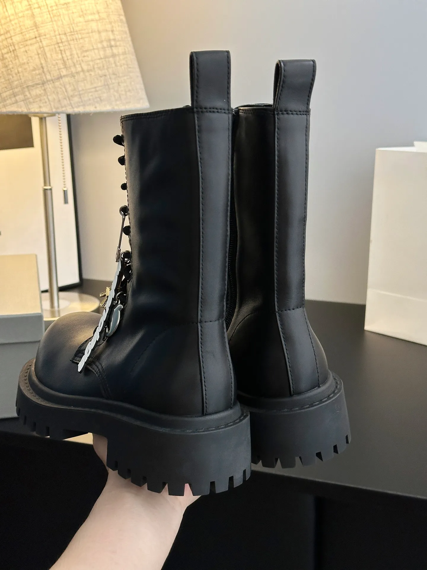 👟👟Ex-factory price 840👟👟 [𝗕𝗔𝗟𝗘𝗡𝗖𝗜𝗔𝗚𝗔Parisian Martin boots] Stomper Derby new big-toe derby shoes. This pair of shoes is simply a dark horse in this year's fashion circle. The exaggerated big-toe design makes people fall in love at first sight! 💖 👟 When I first saw it, I was attracted by the big B logo. It’s so recognizable! 🌟 Wear it, whether paired with skinny jeans or wide-leg pants, you can easily style it and look extremely fashionable! The double B decorative buckle is hand-inlaid with pure copper hardware 👟👟Shoe upper material: full-grain cowhide 👟👟Shoe lining material: water-dyed cowhide 👟👟Sole material: original rubber outsole 👟👟Shoe size selection: women's 35-40 (40 customized)